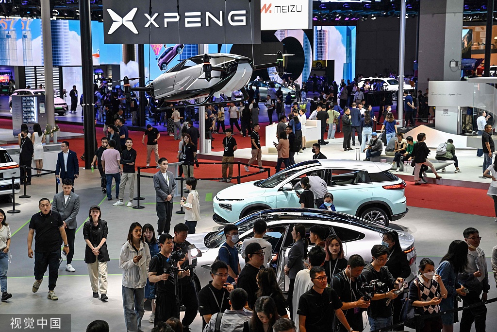 第二十屆上海國際汽車工業(yè)展覽會18日起舉行，各家車企紛紛展出車載智能設備以及智能動力系統(tǒng)等，“智能+低碳”新趨勢成為本屆車展的一大亮點。圖為19日車展現(xiàn)場。（視覺中國）